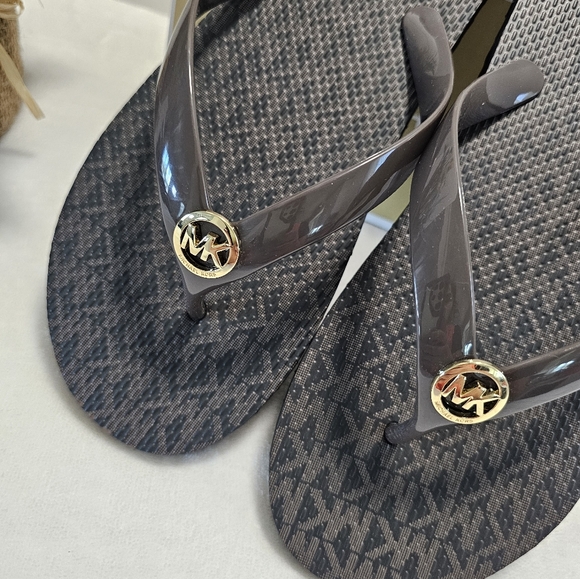 ❌️SOLD❌️✨️NWT Michael Kors flip-flops - Picture 4 of 8